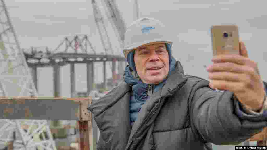 В конце ноября на строительстве «заселфился» российский певец Олег Газманов. Здесь же он выступил с концертом