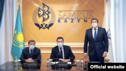Слева направо: бывший председатель правления фонда «Самрук-Казына» Ахметжан Есимов, премьер-министр Казахстана Аскар Мамин, новый глава «Самрук-Казына» Алмасадам Саткалиев.