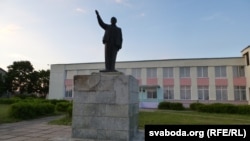 Музэя Смоліча няма, затое ёсьць помнік Леніну