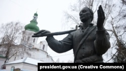 Скульптура філософа Григорія Сковороди на території Меморіального музею Григорія Сковороди у Переяславі, 2 грудня 2022 року 