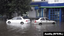 Уфада көчле яңгырдан соң урамнарны тутырып су акты, 4 сентябрь 2017