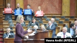 'Šešeljevci' skandiraju tokom govora Federike Mogerini u Skupštini Srbije