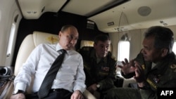 Путін, Герасимов і Шойгу на борту літака. 17 липня 2013 року