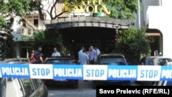 Policija je pokušavala da zavede red u gradu pojačanim prisustvom specijalnih jedinica: Mjesto ubistva vođe kriminalnog klana Armina Osmanagića, Bar 2014.
