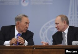 Президент Казахстана Нурсултан Назарбаев и президент России Владимир Путин. Екатеринбург, 11 ноября 2013 года.