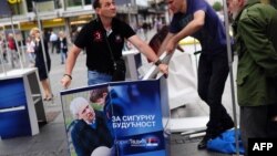 Pristalice Borisa Tadića pripremaju predizborne štandove