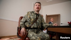 Стрелков дава пресконференция в Донецк през 2014 г.