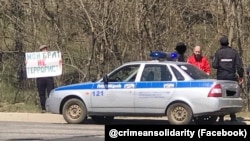 Невідомий активіст проводить одиничний пікет у Сімферополі