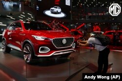 Автосалон в Пекине. Торговая война с США может повлиять на бурно растущую автомобильную промышленность Китая.