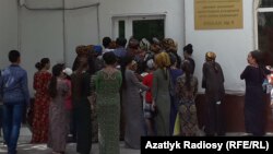 Döwlet dükanyna nobat. Aşgabat (Arhiw suraty) 