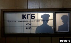 Попри знищення особових справ агентури і картотек збереглося багато інших колись секретних документів, у яких згадуються псевдо чи навіть справжні імена агентів КДБ