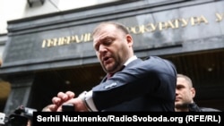 Михайло Добкін виходить з будівлі Генеральної прокуратури