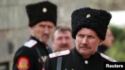 Казаки стоят в охране парламента Крыма. Симферополь, 6 марта 2014 года.