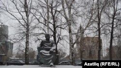 Танылган рәссам, сынчы Бакый Урманче һәйкәле