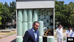 Министерот за здравство Никола Тодоров сликан со болнички душеци.