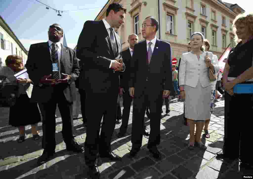 Predsednik gradske skupštine Davor Bernardić i Ban Ki-mun tokom šetnje Zagrebom 20. jula