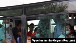 Люди в захисних масках у громадському транспорті в Туркменистані, 15 липня 2020 року