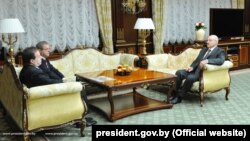 Beloruski predsednik Aleksandar Lukašenko sa Bogoljubom i Dragomirom Karićem u Minsku, 22. juna 2015.