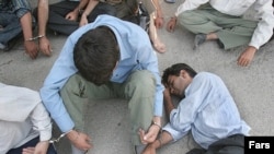 طبق گزارش مجلس شورای اسلامی آمار دانش آموزان معتاد در ايران را ۲۰ هزار نفر، و در صد معتادان زير ۲۰ سال کشور را ۱۵.۸ درصد از کل جمعيت معتادان اعلام کرده است.