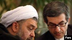 عباس امیری فر (سمت چپ) همراه با اسفندیار رحیم مشایی، رییس دفتر رییس جمهور اسلامی ایران