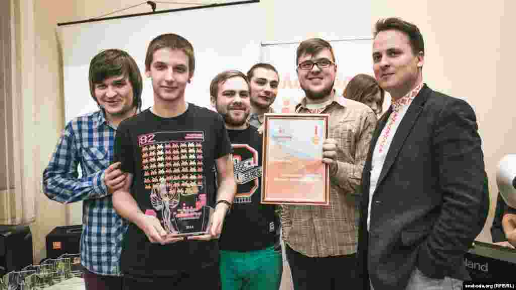 Каманда Арт-Сядзібы атрымала ўзнагароду на найлепшую грамадзкую кампанію «Пазнач сябе беларусам». На фота Алесь Сьнег, Мікіта Броўка, Зьміцер Афанасенка, Аляксей Сапрыкін, Павал Белавус, Францішак Вячорка
