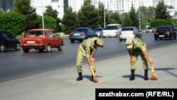 Солдаты убирают улицы, Туркменистан