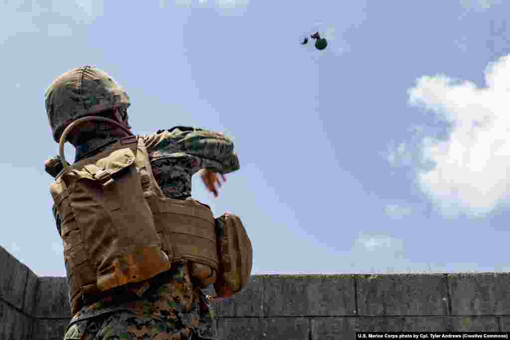 Grenade de mână Grenadele de mână sunt folosite pe larg în conflictul actual din Ucraina. Ele se folosesc atât în tranșee, cât și ca muniție lansată de drone. 