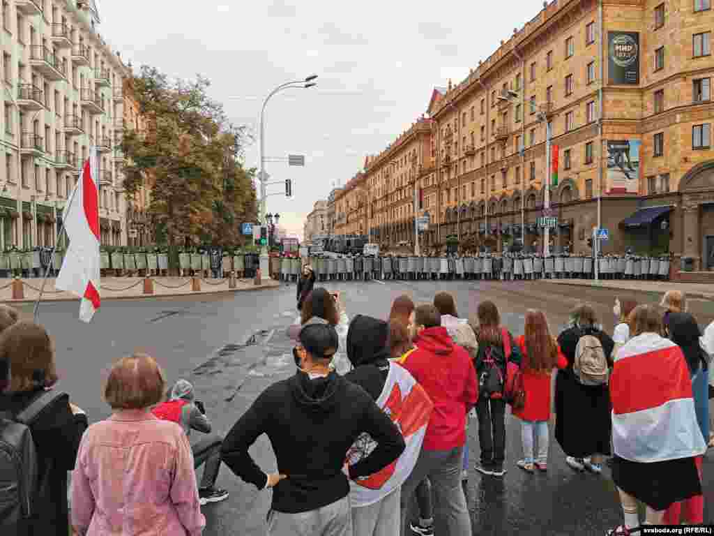 Каля 18.00 на скрыжаваньні вуліц Леніна і Інтэрнацыянальнай. Кардон сілавікоў на шляху людзей, якія вяртаюцца з боку стэлы 