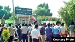 تجمع کارگران هفته در مقابل فرمانداری شوش.