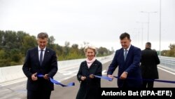 БиХ- претседателката на Европската комисија (ЕК) Урсула фон дер Лејен на церемонијата на отворање на мостот кај Свилај, што го пушти во употреба заедно со хрватскиот премиер Андреј Пленковиќ и босанскиот премиер Зоран Тегелтија.