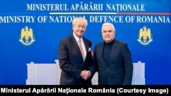Kommer Damen (stânga), președintele grupului olandez Damen, și Angel Tîlvăr, ministrul Apărării, la sediul Ministerului Apărării Naționale din România pe 13 ianuarie 2025