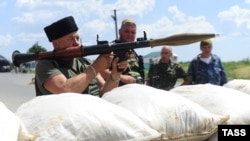 Ополченцы на пограничном пункте "Должанский" на украинско-российской границе. Луганская область, 9 июня 2014