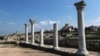 Ruinele unei bazilici antice (în prim-plan) și ale Catedralei Sfântul Vladimir (în fundal) sunt văzute în rezervația Tauric Chersonesos din Sevastopol, în 2017.