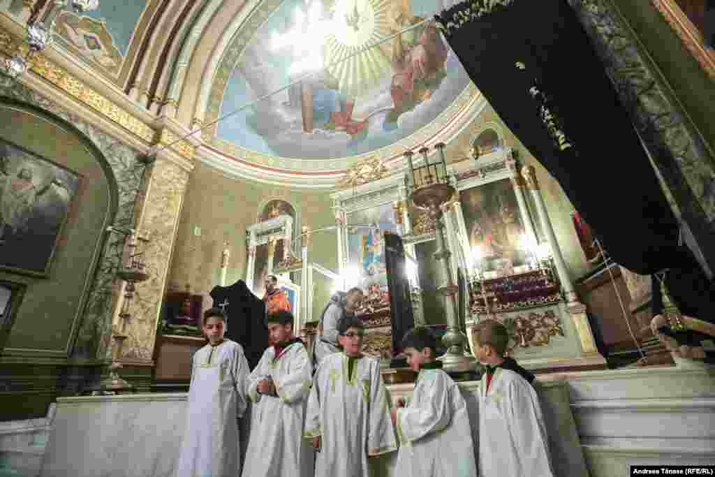 Copii armeni participă la ceremonialul religios oficiat în Joia Mare, intitulat &bdquo;Spălarea picioarelor&rdquo;, în Catedrala Apostolică Armeană Sfinţii Arhangheli Mihail şi Gavriil (1911 &ndash; 1915) din Bucureşti.&nbsp;