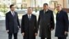Президент Узбекистана Шавкат Мирзиеев с градоначальником Ташкента Джахонгиром Артыкходжаевым и заместителем председателя Государственного комитета по архитектуре и строительству Козимом Тулягановым во время осмотра домов в Сергелийском районе столицы, 21 декабря 2018 года. 