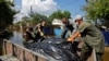 Коли вода почала спадати, комунальники й волонтери вирушили забирати тіла – Reuters 
