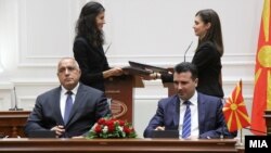Архивска фотографија- премиерите на Македонија и на Бугарија, Зоран Заев и Бојко Борисов го потпишуваат договорот за добрососедство меѓу двете земји во Скопје - 1 август 2017