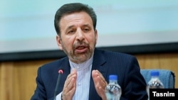 محمود واعظی: «ما انتظارمان این است که هم مردم٬ هم کسبه و تجار٬ همه رعایت همدیگر را با هم بکنیم که بتوانیم از این شرایط بسیار سخت با هم عبور کنیم.»