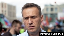 Російський опозиційний політик Олексій Навальний упродовж останніх років разом зі своєю командою зняв серію розслідувань про діяльність багатьох представників російської влади