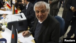 بادامچیان مخالفت خامنه‌ای با کاندیداتوری احمدی‌نژاد در انتخابات را «یک تدبیر بی‌نظیر در تاریخ جمهوری اسلامی و انتخابات‌» دانست.