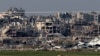 O fotografie realizată din sudul Israelului arată clădiri distruse în Fâșia Gaza, 17 ianuarie 2024.
