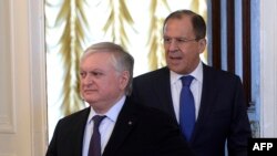 Russia -- Russian Foreign Minister Sergei Lavrov (R) and his Armenian counterpart Edward Nalbandian enter a hall before their meeting in Moscow, April 8, 2015
