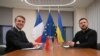 Президент Франції Еммануель Макрон (ліворуч) і президент України Володимир Зеленський позують перед зустріччю в Брюсселі, Бельгія, 18 грудня 2024 року