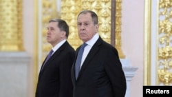 Ministrul de Externe Lavrov (dreapta) și consilierul prezidențial Iuri Ușakov, într-o fotografie din noiembrie 2020.