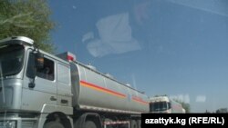 Баткенге кара май тарткан унаалар, Ош-Баткен жолу, 3-сентябрь.