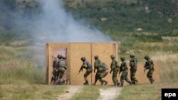 Канадські інфструктори та українські військові на полігоні в Яворові, Львівська область, Україна, 12 липня 2016 року