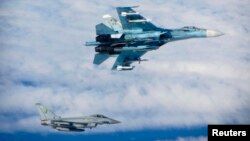 Російський винищувач (згори) в міжнародному повітряному просторі над Балтійським морем (архівне фото)