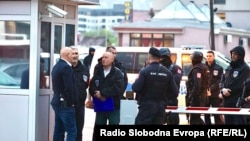 Pripadnici Agencije za istrage i zaštitu BiH na ulazu u zgradu Vlade RS-a u Istočnom Sarajevu, 23. aprila 2025. 