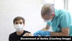 Премиерката Ана Брнабиќ прва прими вакцина против Ковид 19.