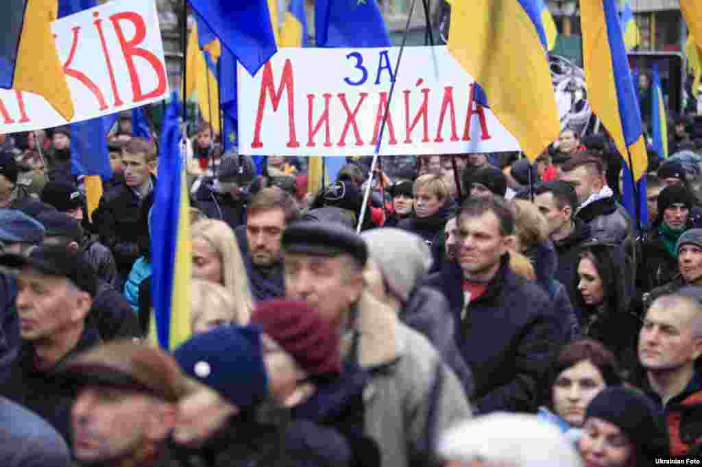 У центрі Києві біля пам'ятника В'ячеславу Чорноволу відбулися збори прихильників нової ініціативи екс-глави Одеської ОДА Міхеіла Саакашвілі «Рух нових сил». У своєму виступі Міхеіл Саакашвілі заявив про вимогу дострокових парламентських виборів. На акцію прийшло близько двох тисячі осіб. Київ, 27 листопада 2016 року БІЛЬШЕ ПРО ЦЕ